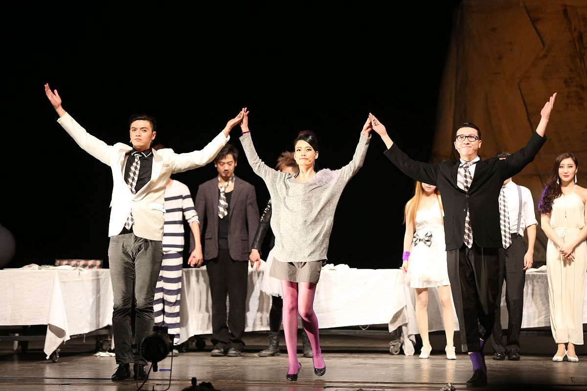 2013年12月28日,辽宁沈阳,音乐剧 《空中花园谋杀案》表演.12月27,28