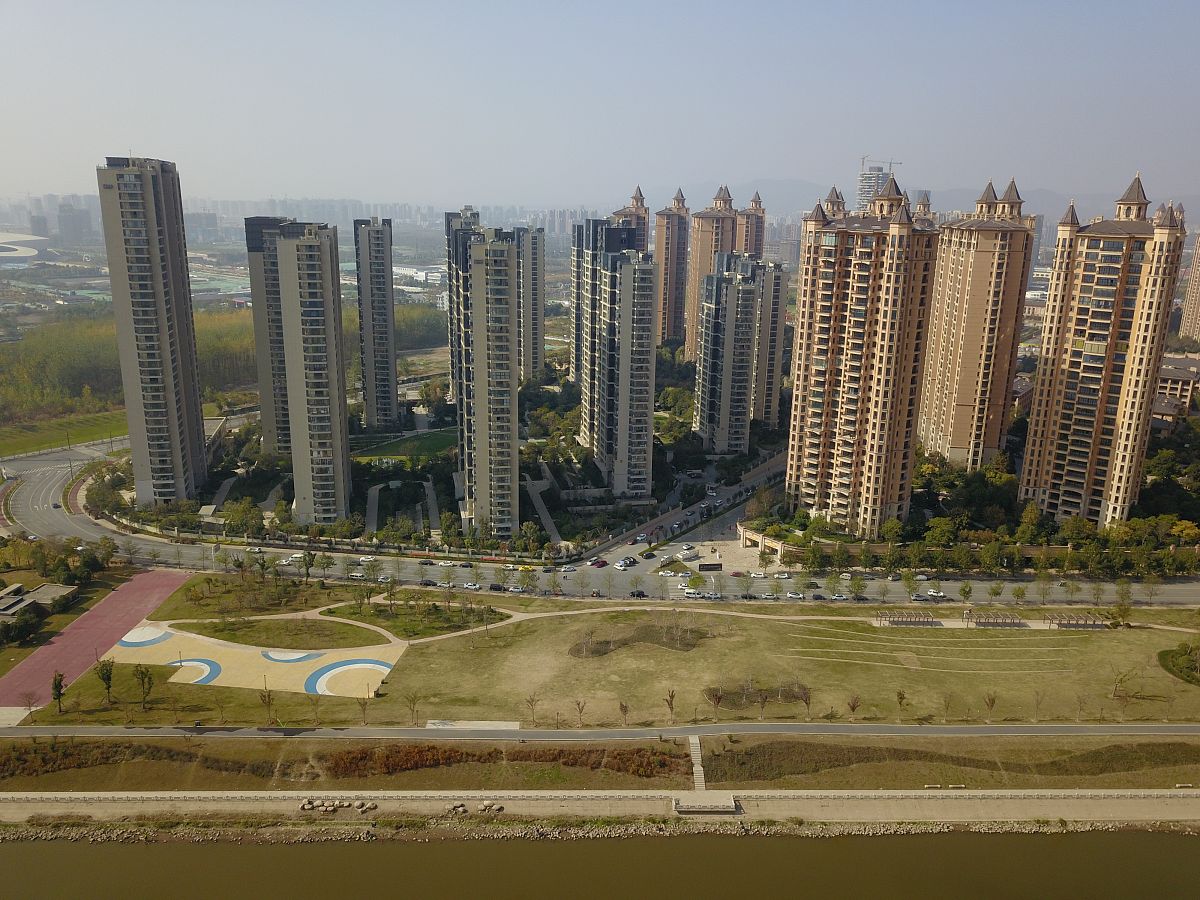 西山区双湾目前地产开发五号地块进展情况用200字描述