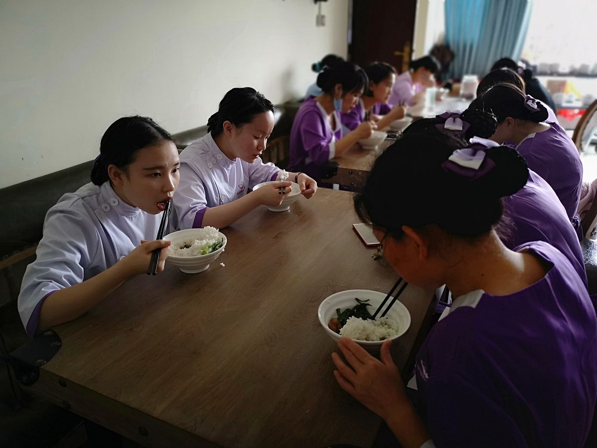 吃什么食物能助产？西安护理学校给你答案！