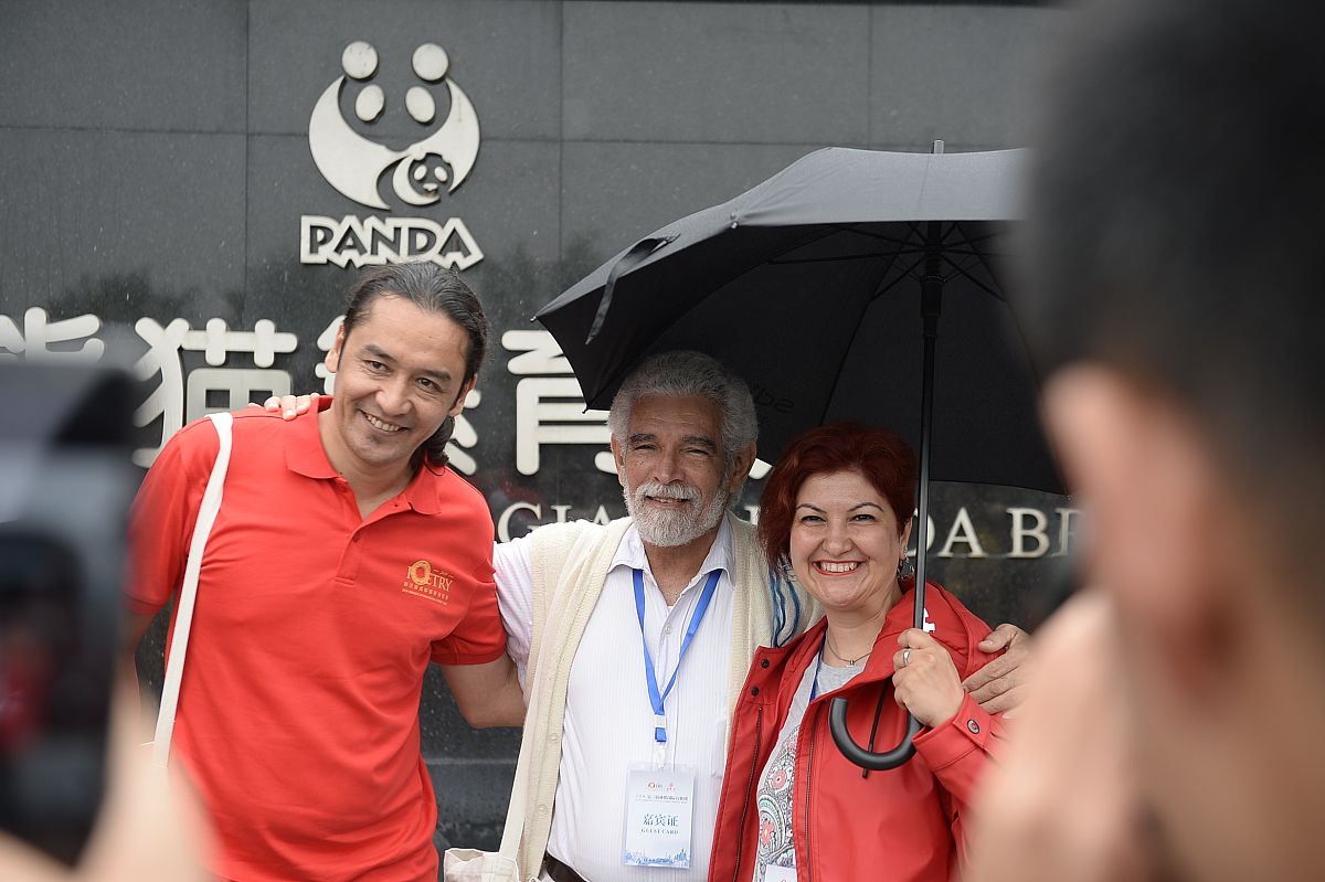 2019年9月5日,成都,诗歌周活动上,来自全球的众多诗人在宽窄巷子内采