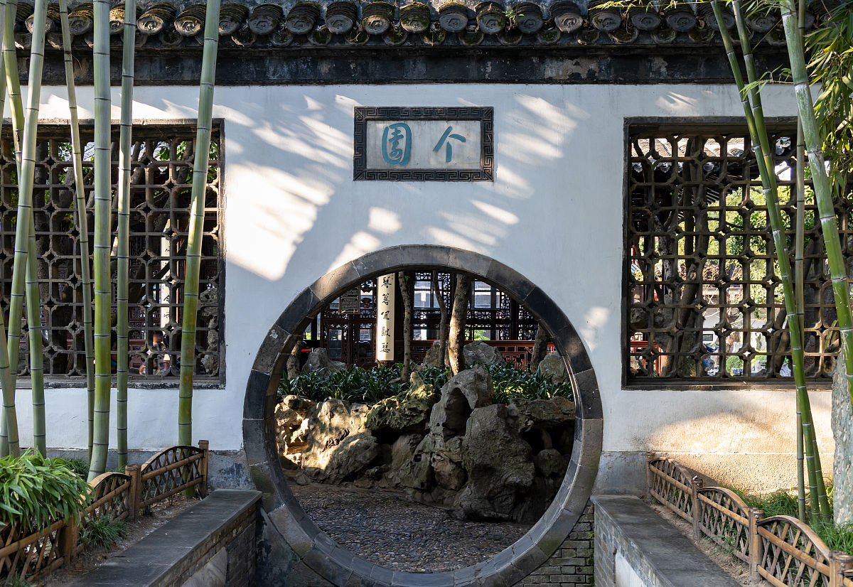 扬州扬州位于中国江苏省中部是一个具有悠久历史和文化底蕴的城市。扬州不仅拥有众多名胜古迹还是中国四大菜系之一的扬菜的发源地。著名的景点包括瘦西湖、个园、何园、东关街等。此外扬州还是唐代著名诗人李清照的故居所在地。总体来说扬州是一个文化底蕴深厚、自然风光秀美、美食丰富的旅游胜地。参照纳兰性德的风格写首诗