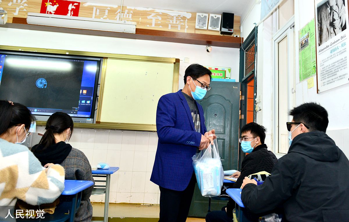 改写：世界范围内有一系列口腔疾病构成了重大的公共卫生威胁严重影响了人们的口腔健康尤其对大学生身心健康危害较大甚至影响他们的正常学习生活。在过去的20年中龋齿和牙周疾病导致的疾病负担不断增加睡眠障碍与抑郁症状也逐渐发展成为严重威胁世界范围内人群健康的重大公共卫生问题