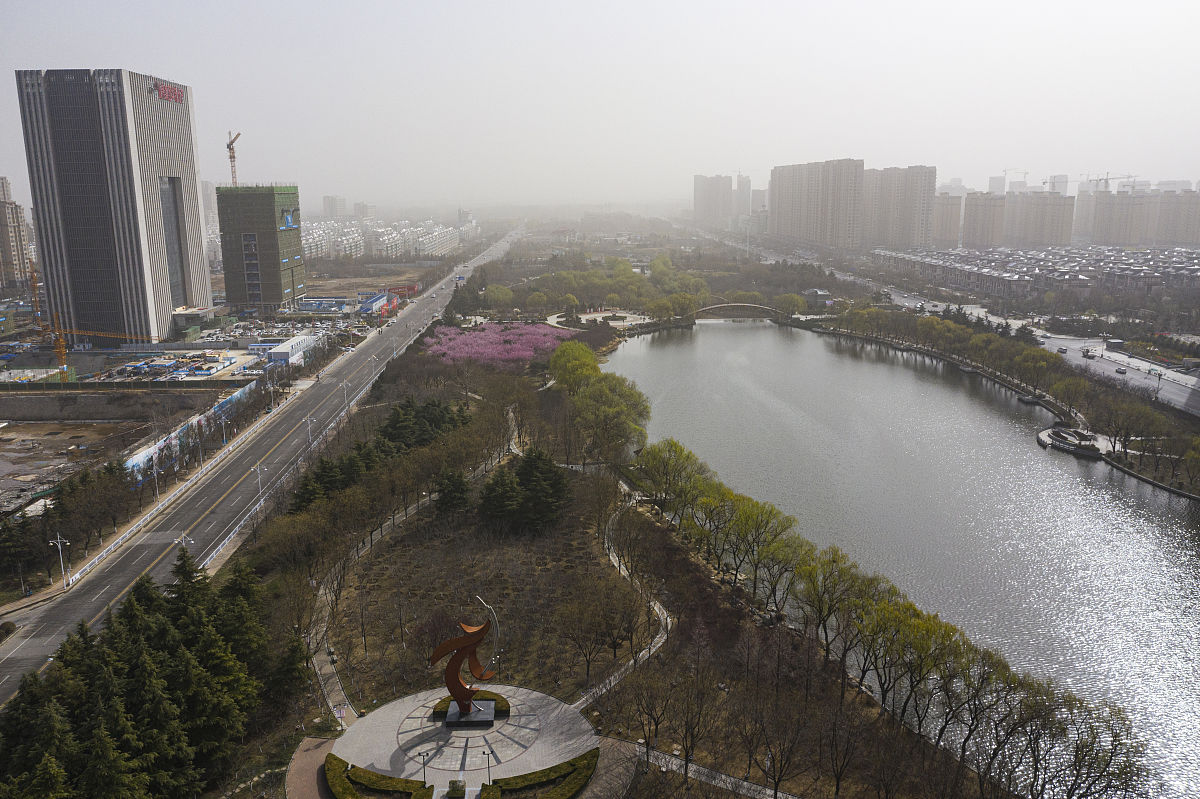 2021年3月,山东省泰安市南开发区,凤凰河公园梅花开放.