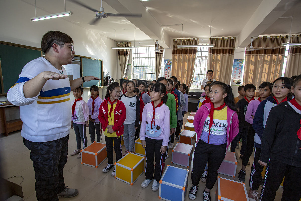 2019年11月11日,广西昭平,中航集团派驻江口小学的音乐老师正在给学生