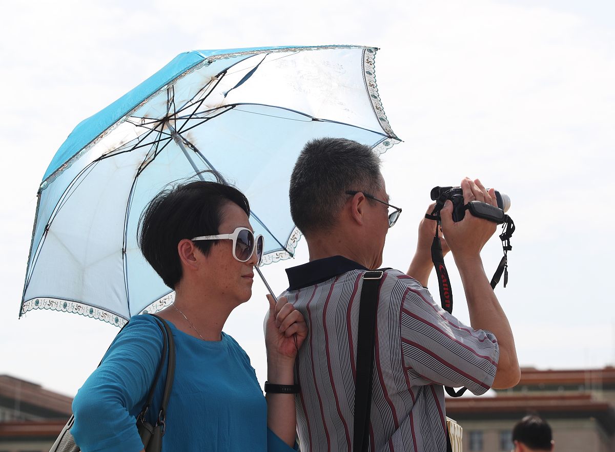 请用极度夸张手法表达今天太阳有多热写800字