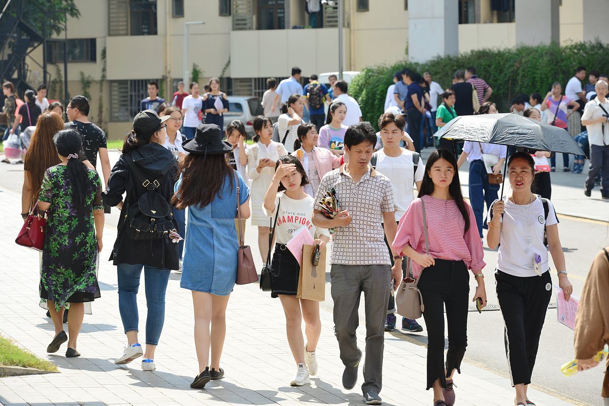 大学新生报到：充满期待与兴奋的入学第一天