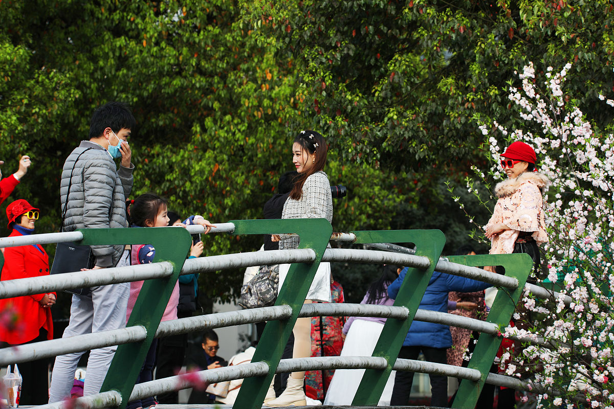 写一篇作文人物：严浩轩地点：花都湖题目：游玩