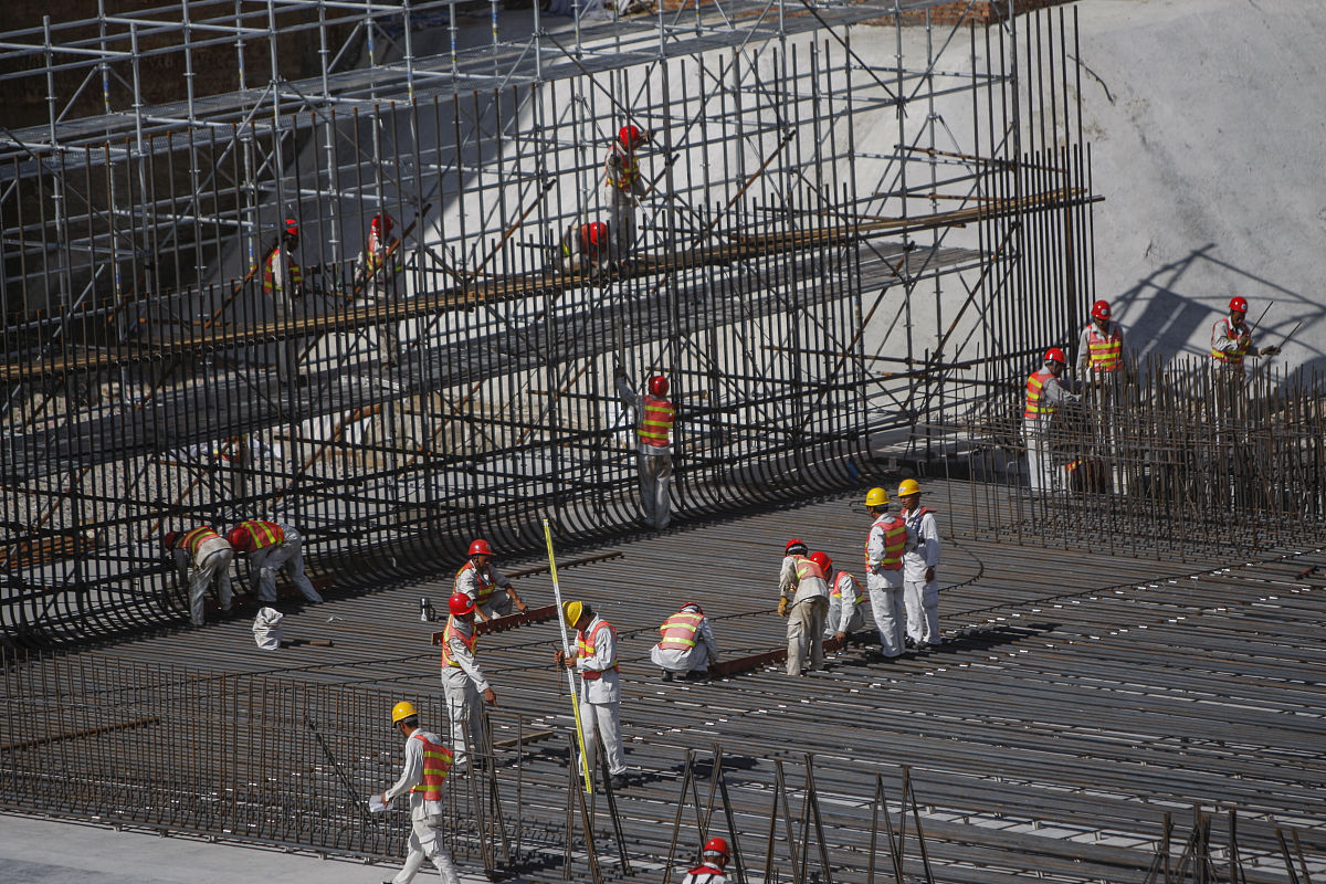 2012年7月9日,珠海,港珠澳大桥建设者正在烈日下施工.