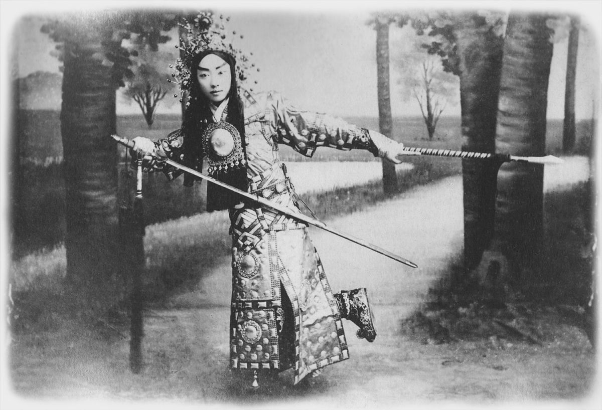 改写下列文章500字左右。这是1920年一个地主婆外出游玩时留下的一张镜头从照片中我们可以看到她身上穿着的绫罗绸缎戴着老花镜拄着拐杖露出不屑一顾的眼神翘着个二郎腿歪着个嘴唇一看就是个不好惹的主。