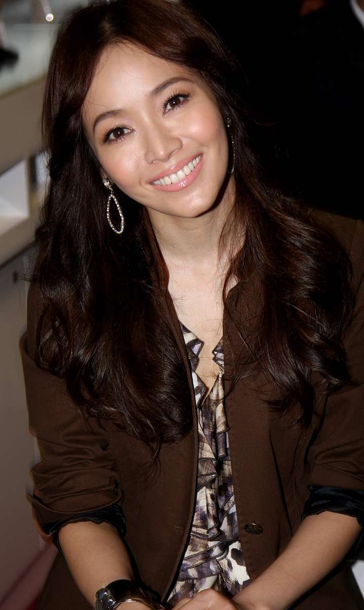 2011年4月30日,上海,台湾美女主播侯佩岑婚后亮相徐家汇百脑汇为台湾