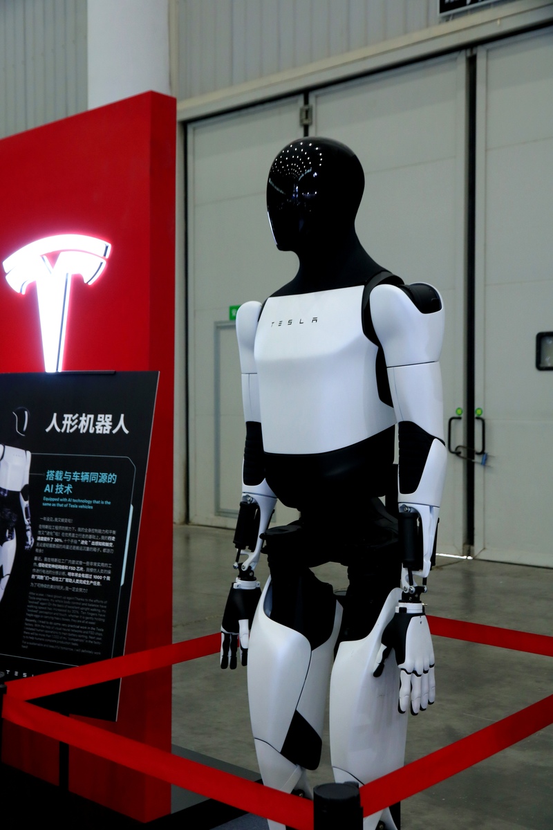 蓝色全息球形机器人助律师高效工作