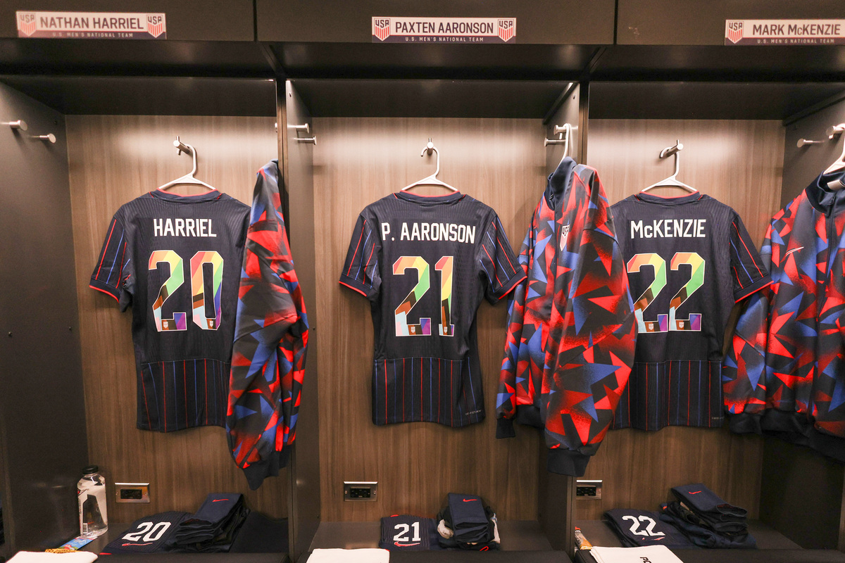 缩短以下文字：Supreme韩国首店开幕Supreme全球第15家门店于8月19日在韩国首尔开业。该门店位于首尔江南新沙洞周边聚集着服饰精品店、设计师店铺及咖啡厅是首尔知名的地区。据悉Supreme推出印有韩国国花木槿花的限定版T恤引发消费者排队抢购。Supreme韩国地区总负责人透露Supreme中国首店正在筹备中正式开业后他可能会同时负责中国和韩国两个市场的门店管理。雅诗兰黛2023财年利润大