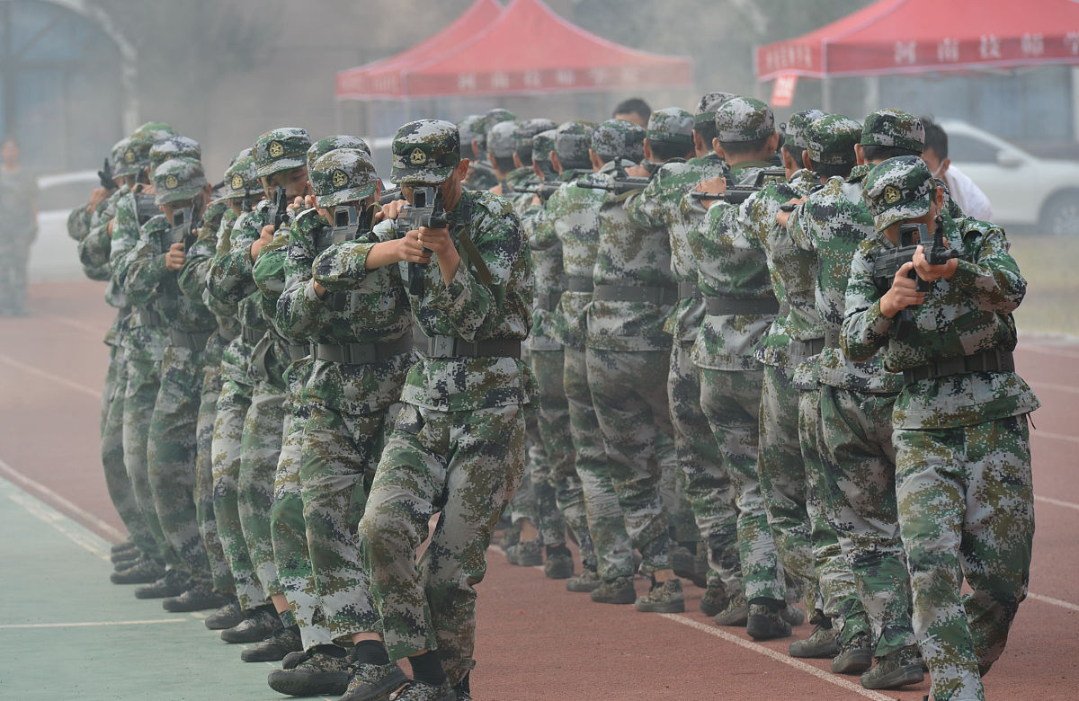 2020年9月25日,河南郑州,2020级新生军训猛虎营男生在展示《士兵突击