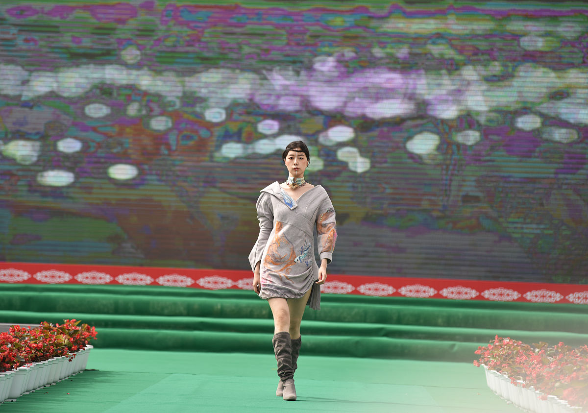 2021年7月10日,吉林松原,查干湖,独具地域特色的蒙古族服饰展.