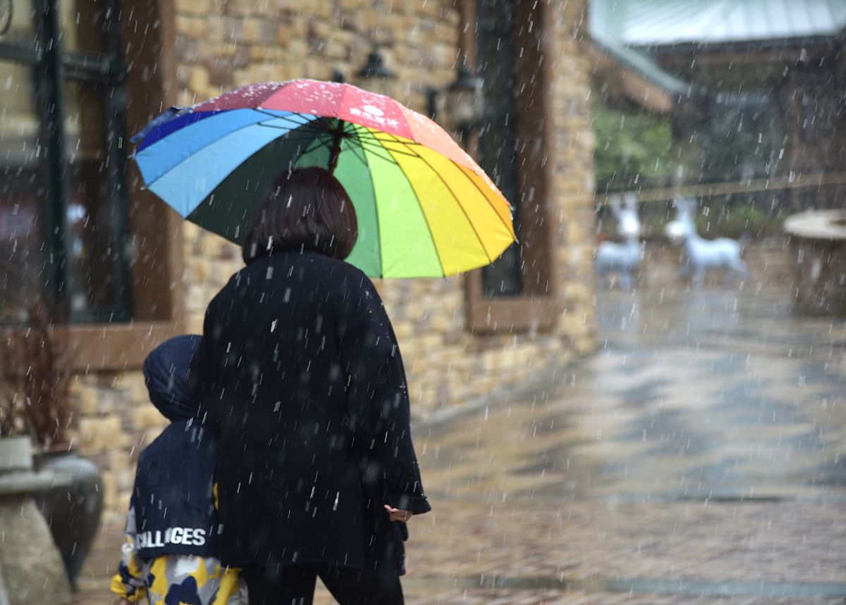 今天小明情绪不好他对小红说因为淋过雨请帮小红回答小明