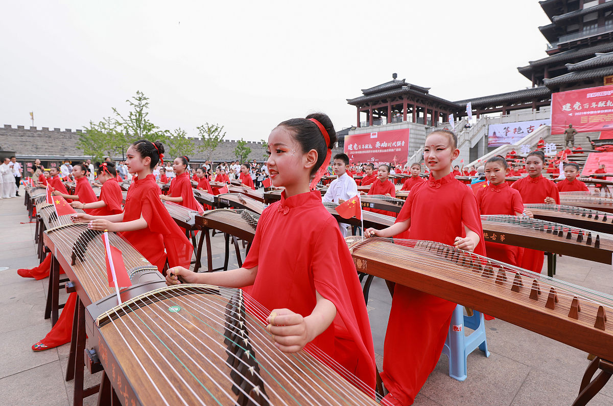 黑檀木古筝，泡桐木装饰，音质纯正，演奏表演佳选