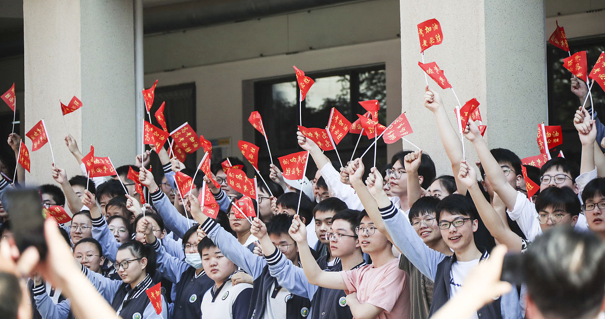 当时很多热血青年纷纷上台演讲游说各地各阶层人民鼓励大家团结一起反抗军阀、反抗卖国的政府。这在当时是非常需要勇气的带头青年的结局往往是牢狱之灾乱棍之刑可是影片中的北大学子各个站在抵抗政府的第一线丝毫没有顾及自身的安危。他们奋勇崛起抵制日货反抗政府鼓舞群众虽然是在那样一个动荡的年代他们仍是满腔热血为了中华的黎明而努力着……将括号中的文段 重写