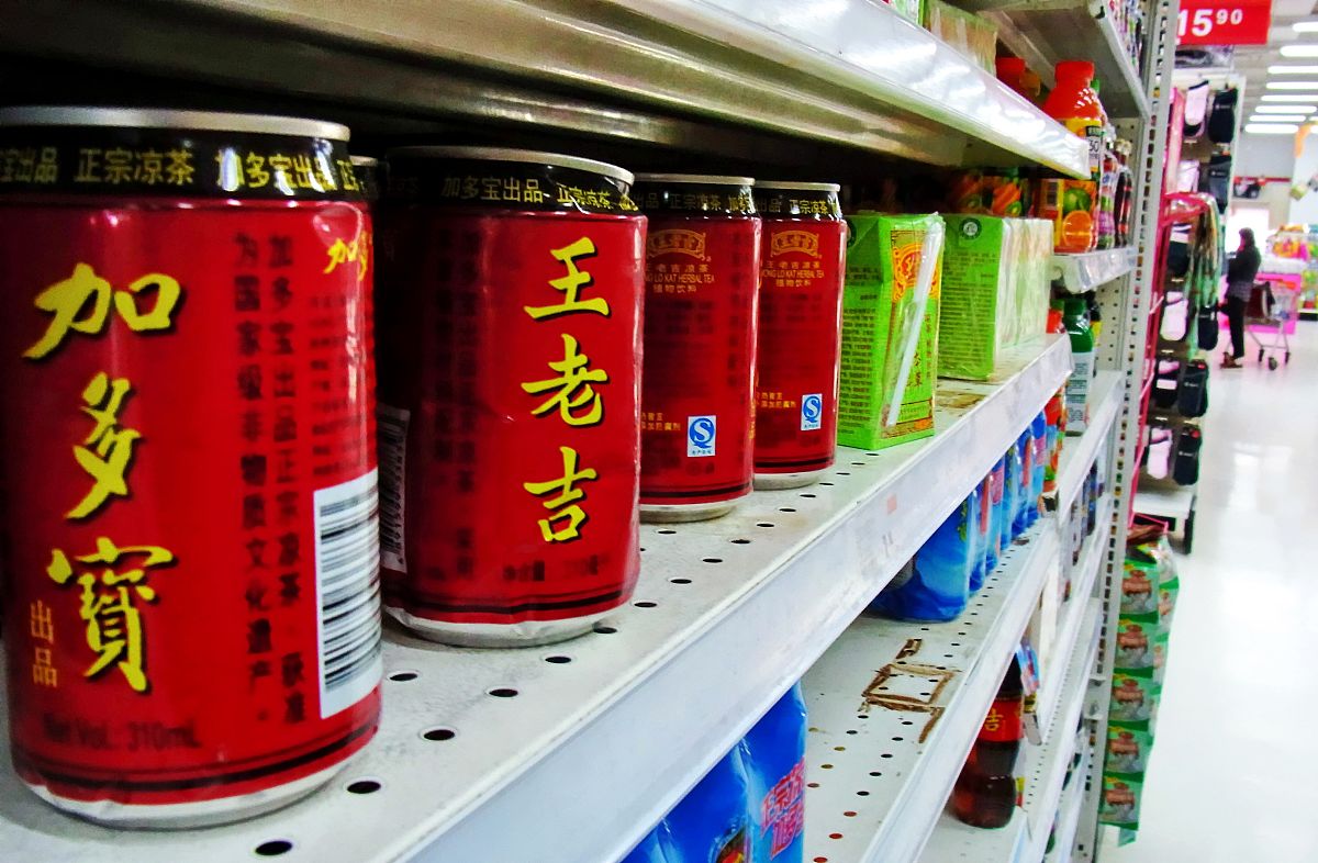 把加多宝和王老吉做分析做一个表格给我 牌 名 品牌起源 主要成分 功效 区别 ------ -------- -------- ---- ---- 加多宝 1987年广东佛山 人参、甘草、大枣、桂圆等 清热解毒、增强免疫力、提神醒脑、润喉止咳 瓶身为红色口感微苦 王老吉 1828年广东清远 人参、甘草、竹叶、菊花等 清热解毒、润肺止咳、降火解渴、调节体质