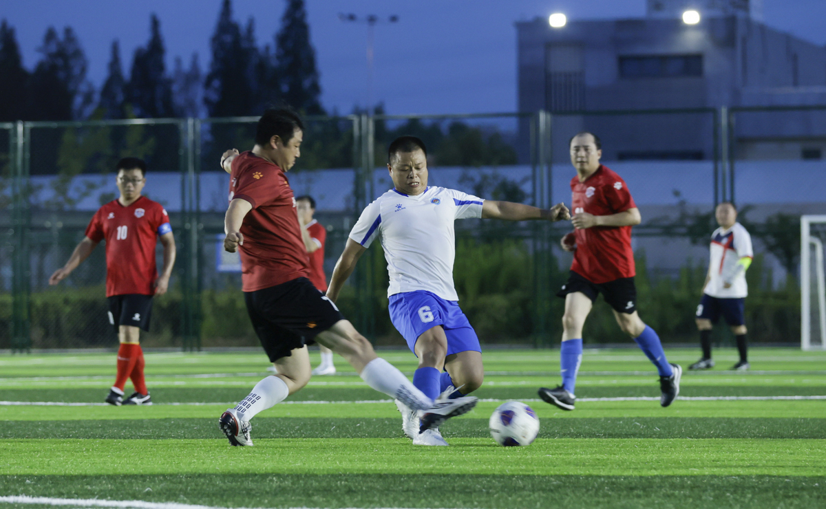 业余足球友谊赛的新闻稿500字