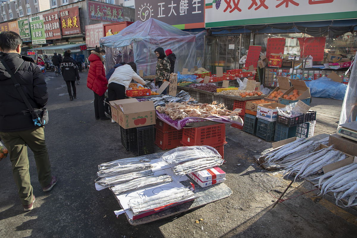 2020年12月21日,吉林省吉林市市场出售的冷冻海鲜产品.