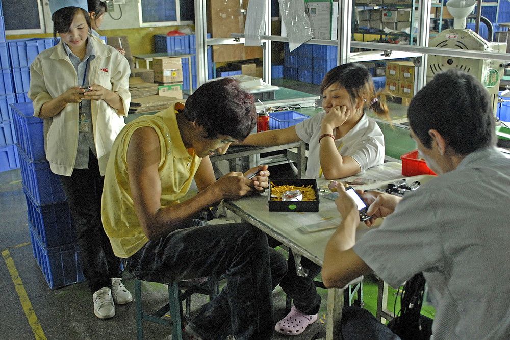 朋友：Work in a factory is everyday do the same thingis boringbut my job is pretty easy and the salary is good 我应该如何更好的回答？