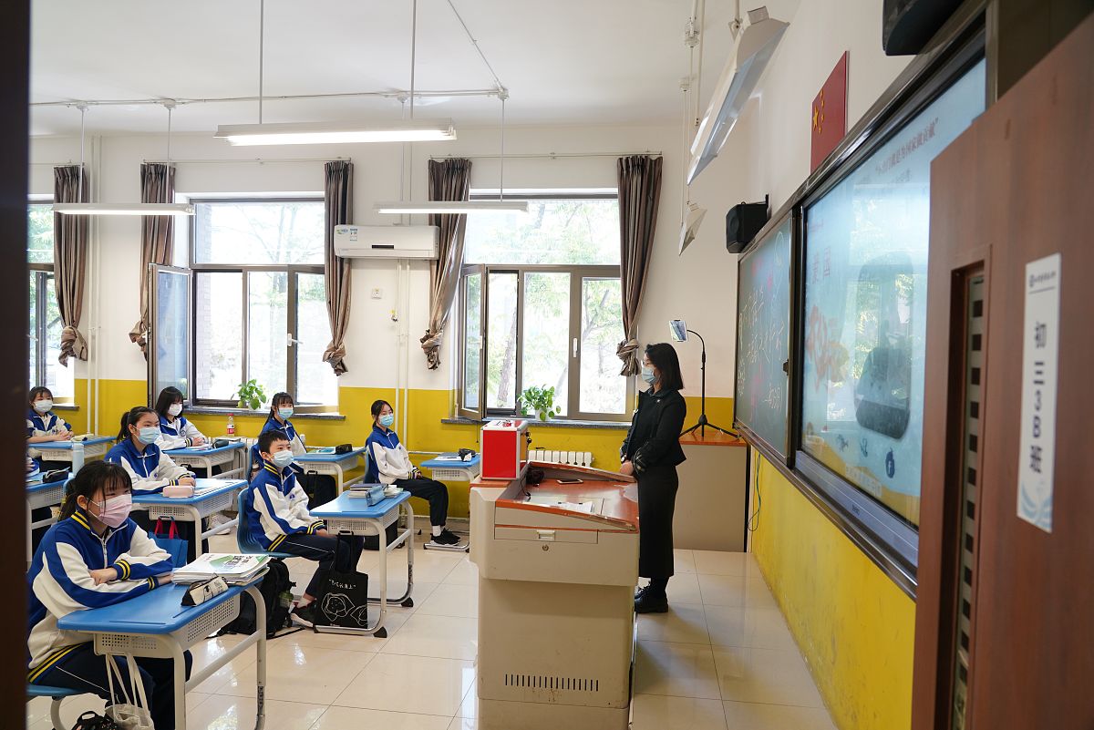 加大教育资源配置力度优化教学环境和设施提高学校教育教学质量。