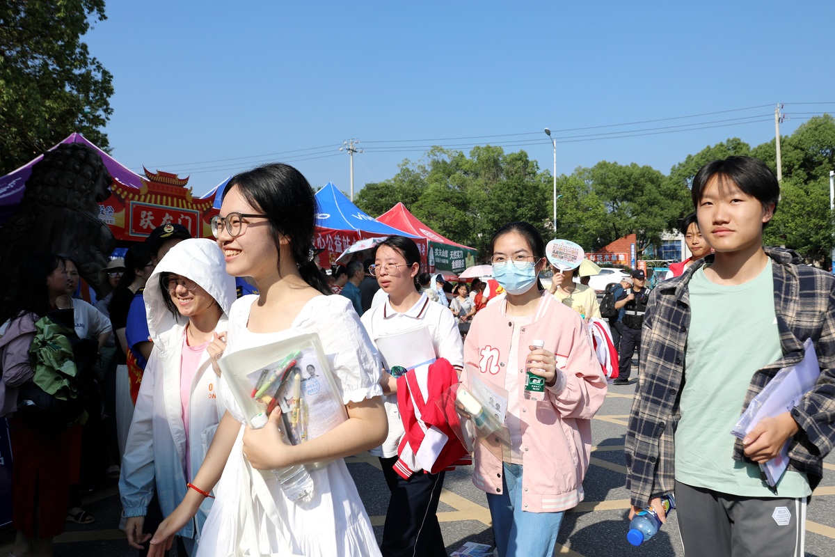设计一个大学生分享旅游照片的活动要求有以下几点1活动名称2活动背景3活动目的4活动主办单位5活动时间6活动地点7参加人员8活动流程9活动规则10活动准备11经费预算12注意事项