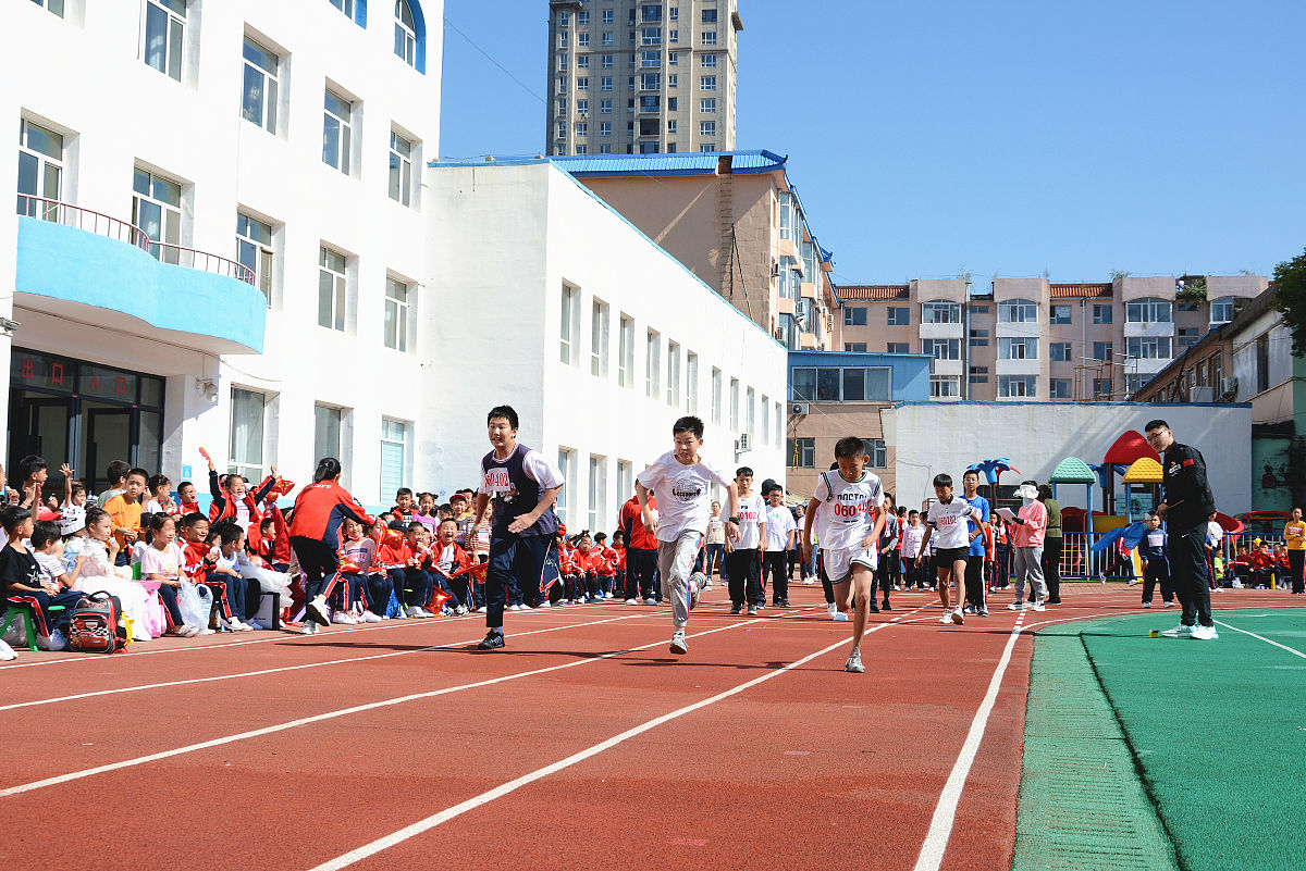 2021年9月17日,吉林省吉林市船营区第二小学校,学生们在校园操场上进