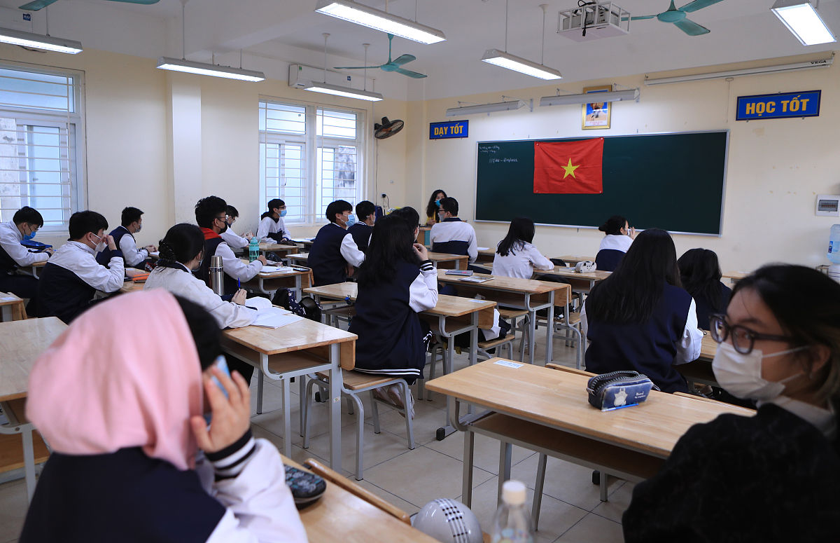当地时间2021年12月6日,越南首都河内,当地部分地区高中12级学生(相当