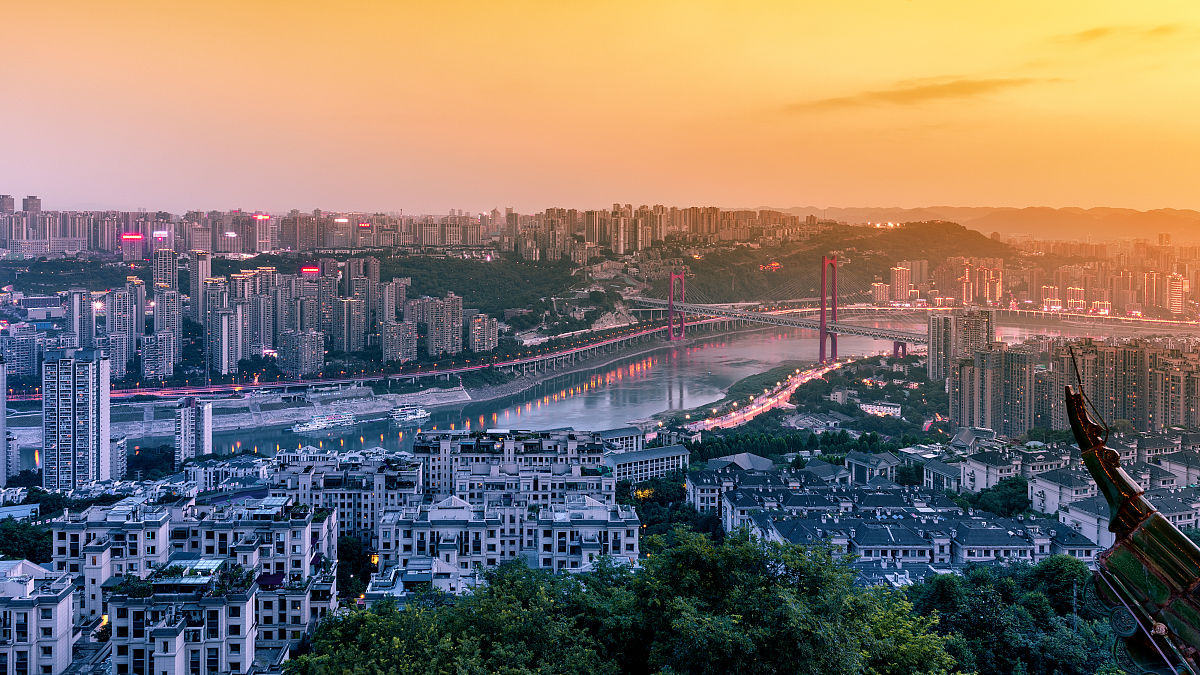 2021年6月12日,重庆美景.端午小长假,市民游客游览城市夜景,打卡网红