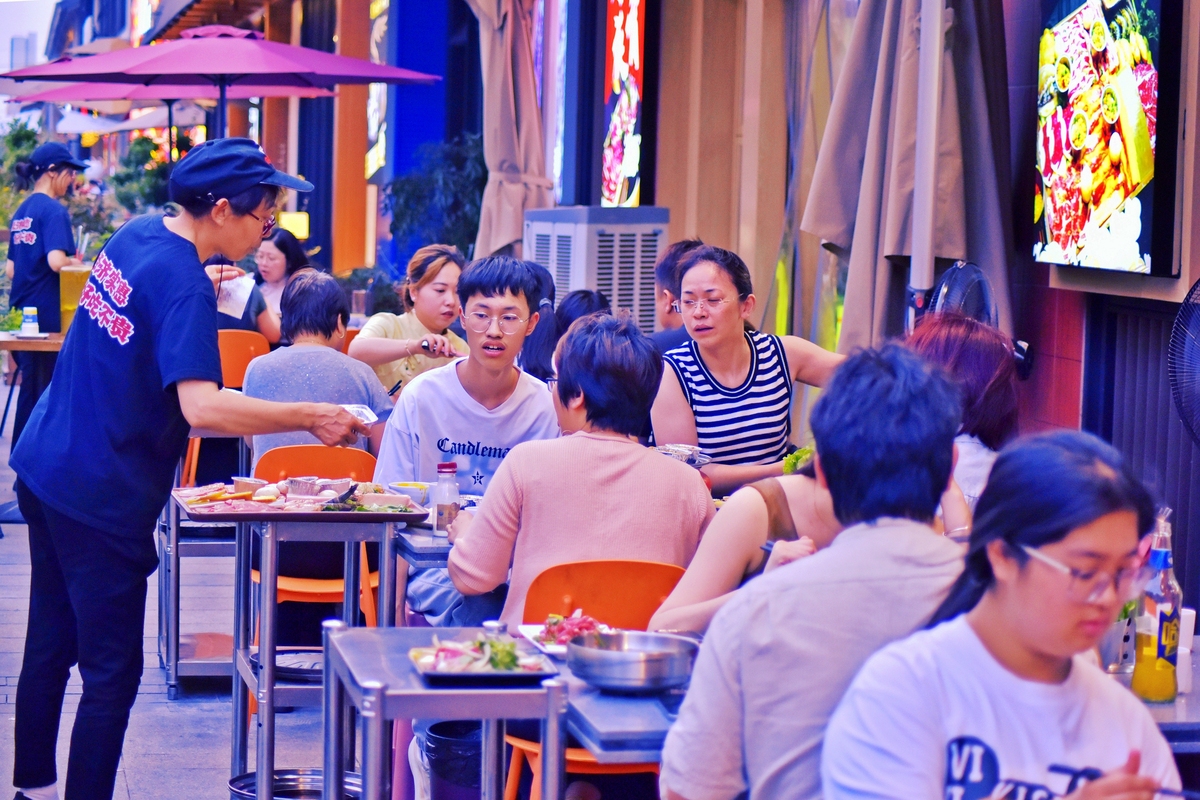 同事们一起准备食材羊肉猪肉一起穿串一起各秀厨艺