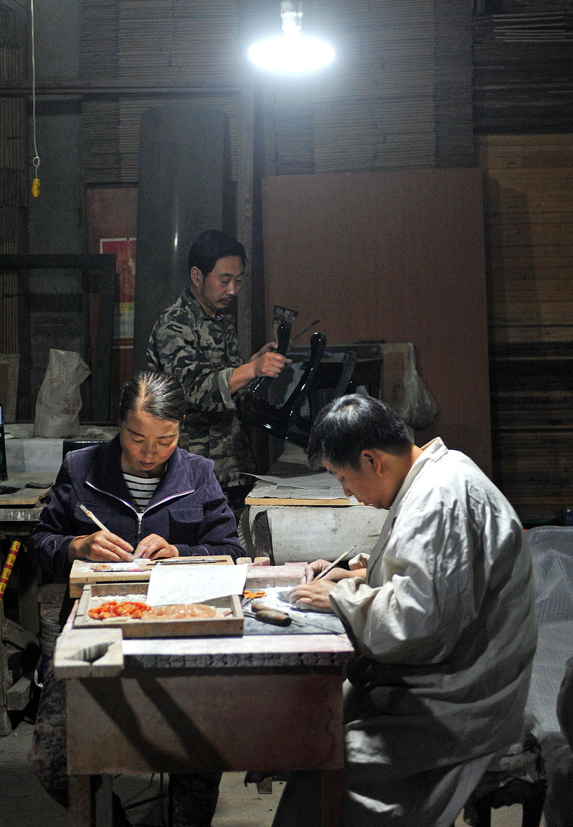 2018年7月5日,甘肃天水,石刻工正在雕刻漆器上镶嵌的玉石花饰.