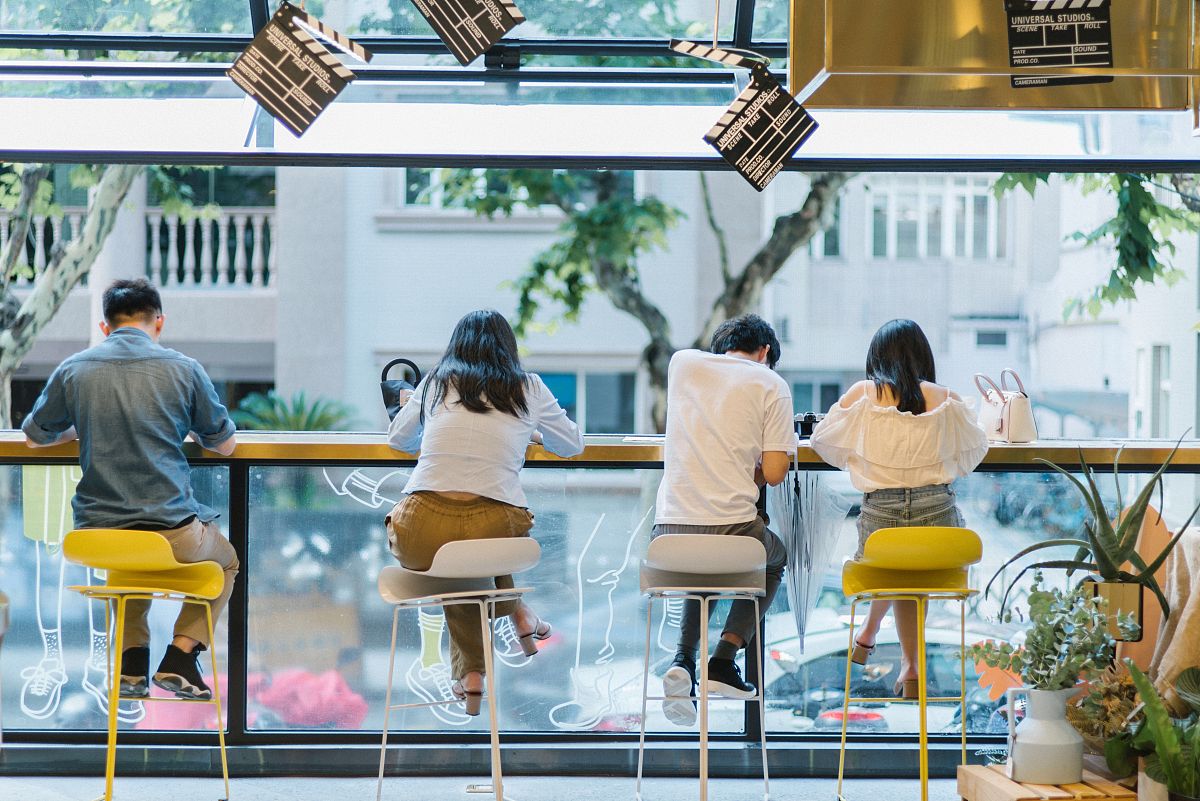 学霸转学北京春风高中，与五位好友组建青春小队，共同成长