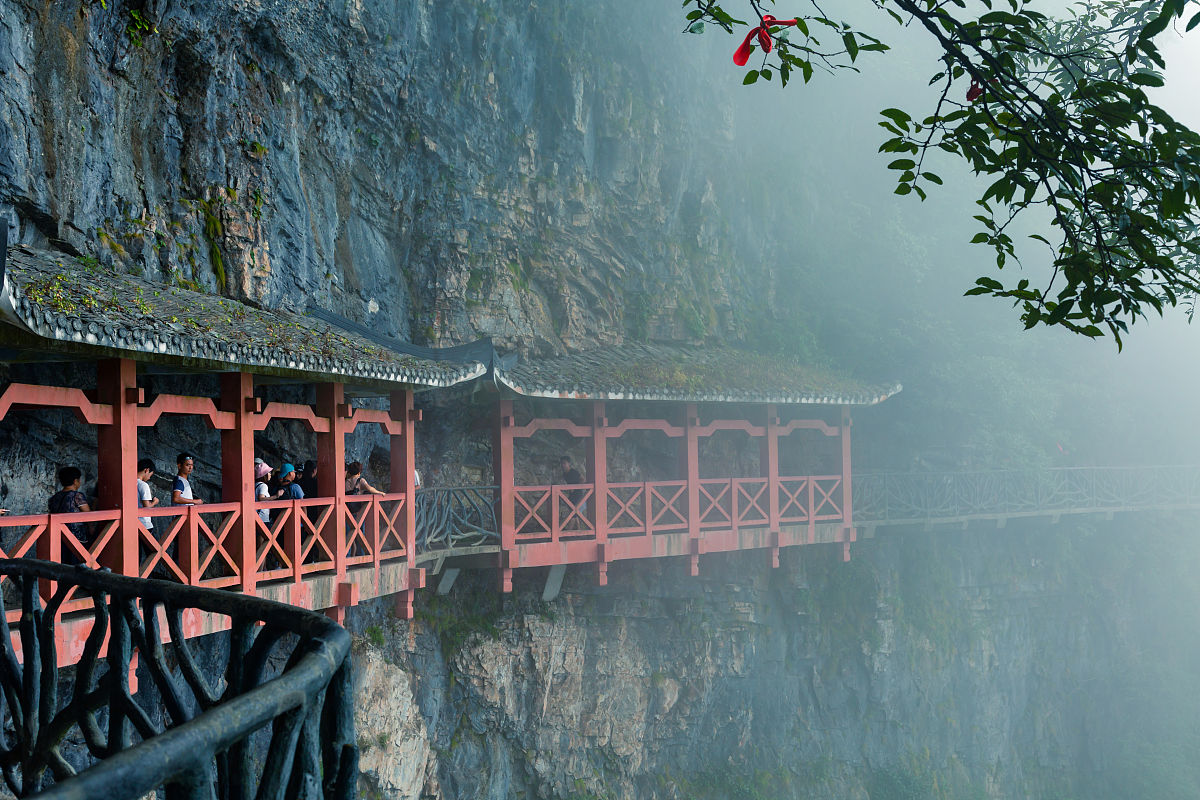 青茅山雨夜：古月山寨高脚吊楼的诗意之美