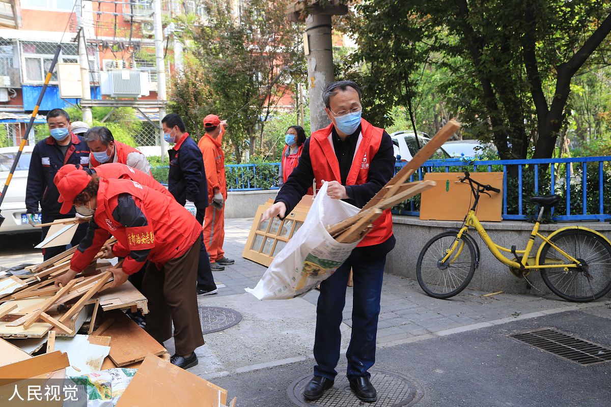 关于大学生社区义务劳动的社会实践调查报告实践时间：2023年8月2日实践地点：安徽省阜南县新城社区摘要：社区是城市中最基层的组织单位社区社会实践对于大学生来说具有重要的意义。本文将通过对阜南县新城社区的社会实践调查探讨大学生在社区文化宣传中的角色和作用。实践经过：在社会实践前我通过了解新城社区的基本情况包括人口结构、居民需求等。在实践开始后我与队员们一起走访了社区居民了解他们对社区文化宣传的需求和