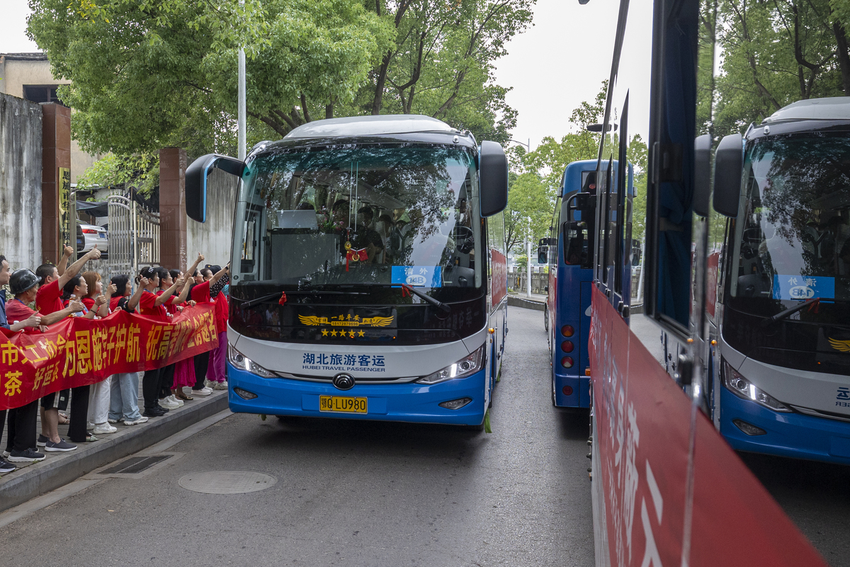 如何乘坐公共交通前往城隍龙泉洞？