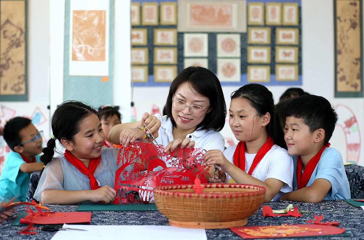 你现在的身份是学前教育老师要参加文章比赛请参照《依托非遗趣味墨艺的实践探索》题目围绕课堂教学进行题目拟定保证题目的新颖性不要乱来