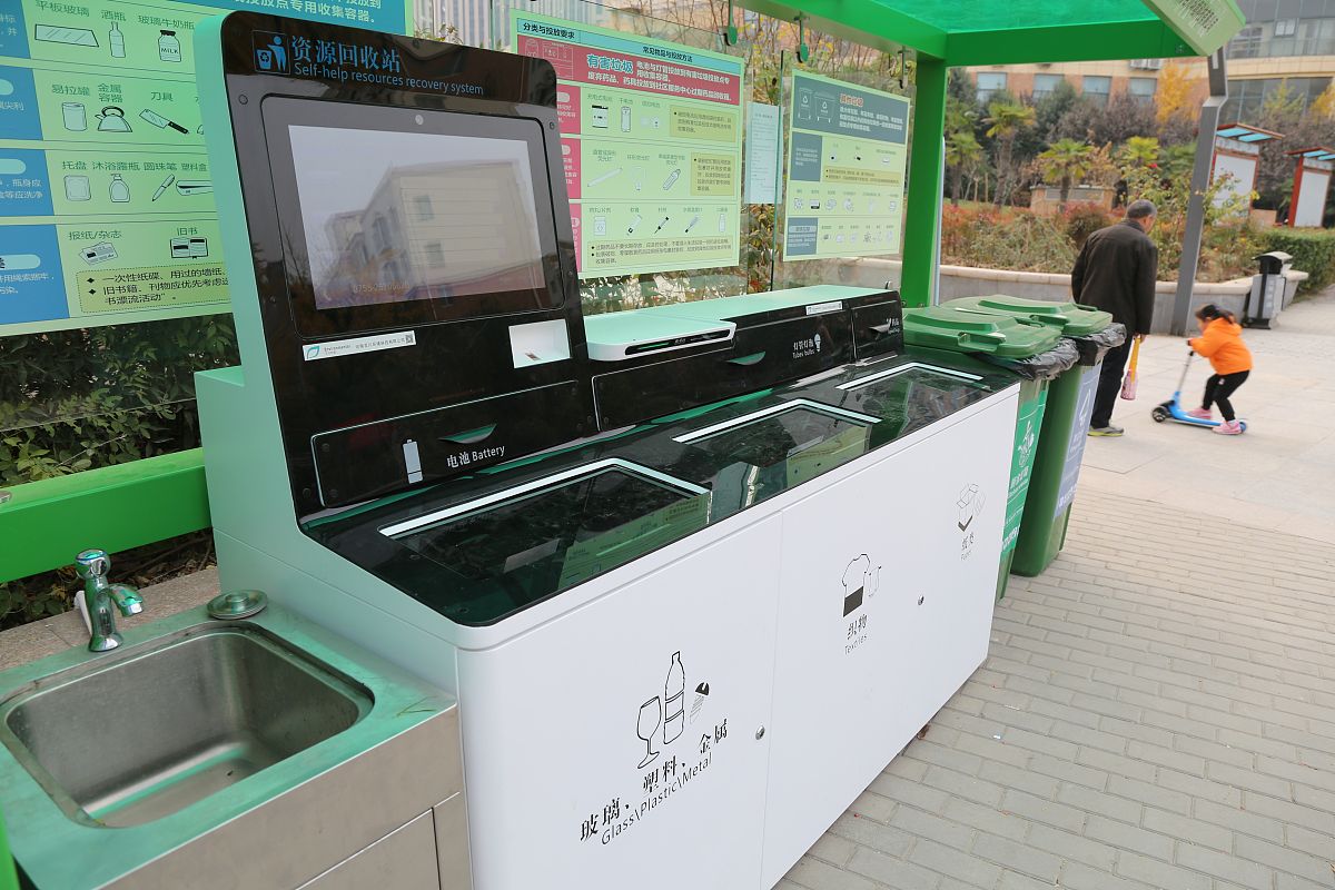 智能垃圾分拣机器设计中将垃圾通过分散振动盘分散后通过传送带运输在传送带上通过不同传感器以及分拣杆合作工作进行垃圾分类。其中在分散振动盘未成功分散的将在第一个传感器部分被分拣杆工作进入一号桶。最后我们需要将一号桶中未分解的垃圾回送到最开始的投放口可以用什么移动