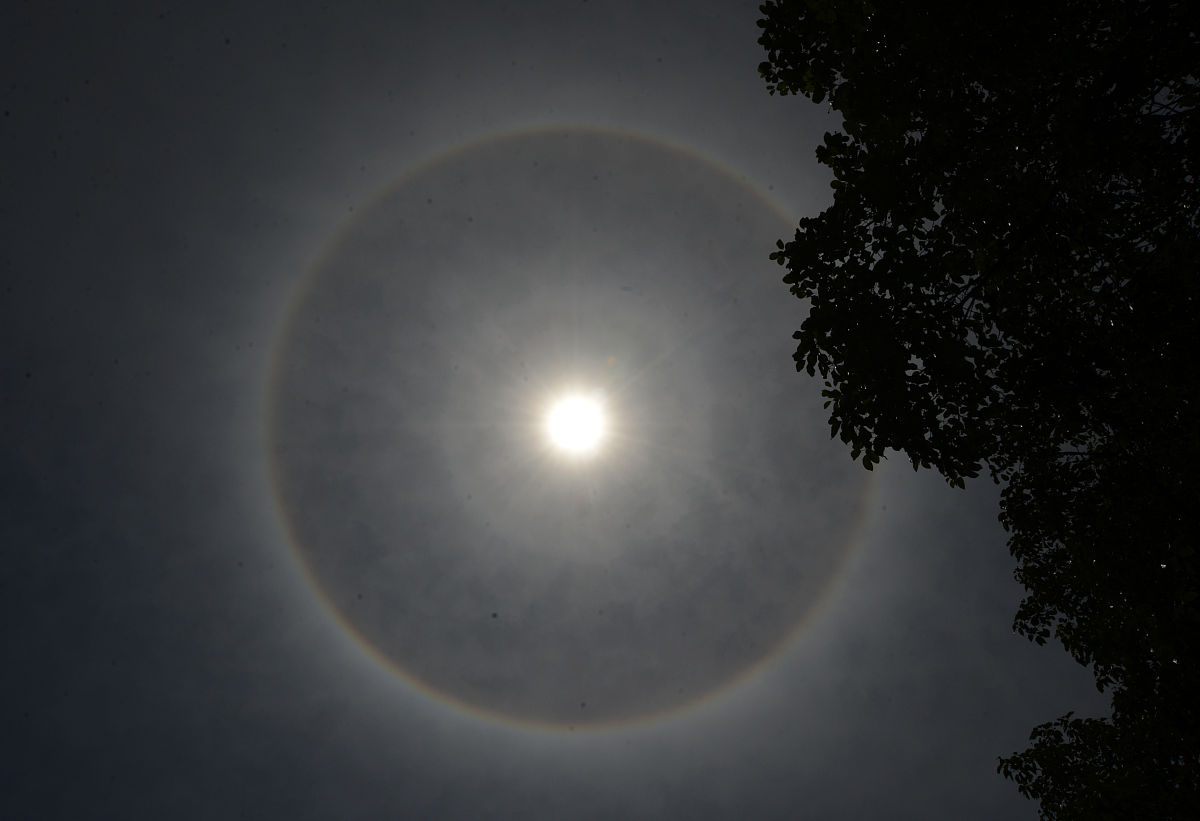2015年07月31日,湖南郴州,当日中午,郴州市上空出现日晕景观.