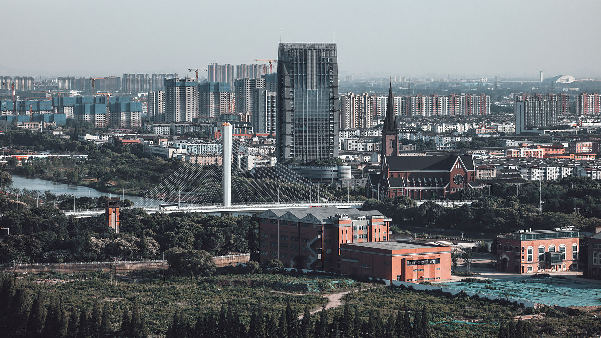 2021年6月7日,江苏无锡,江阴市城市风光.五星桥及五星教堂.