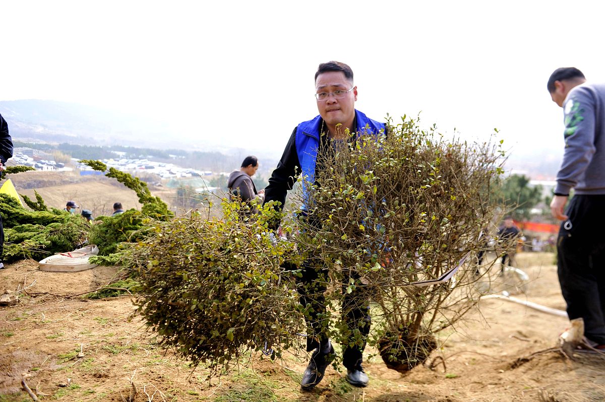 2021年3月13日,山东青岛西海岸新区灵山卫街道开山口村,市民参加植树