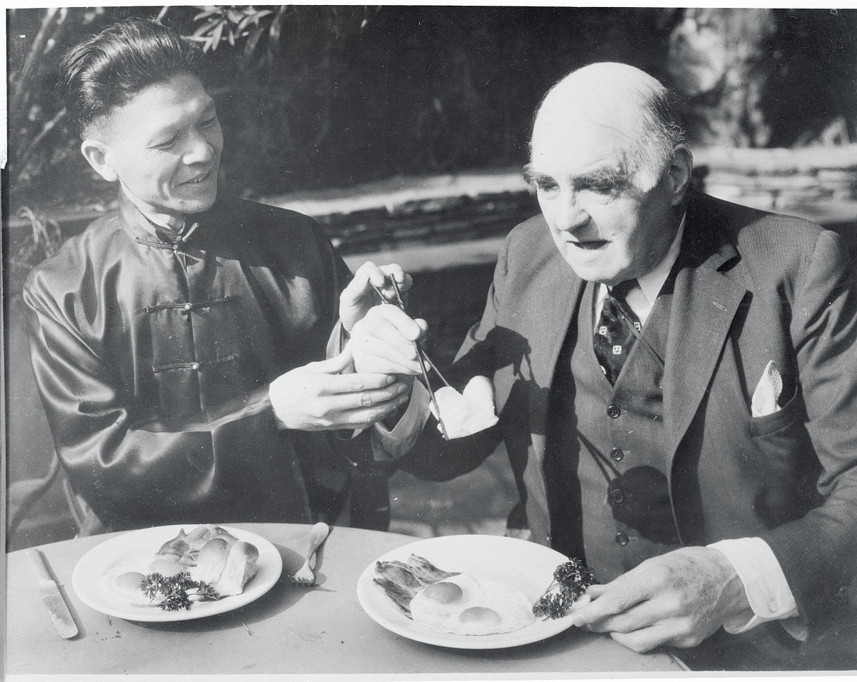 1933年2月10日,美国洛杉矶,早餐期间伯尔·麦金托什学习如何用筷子夹
