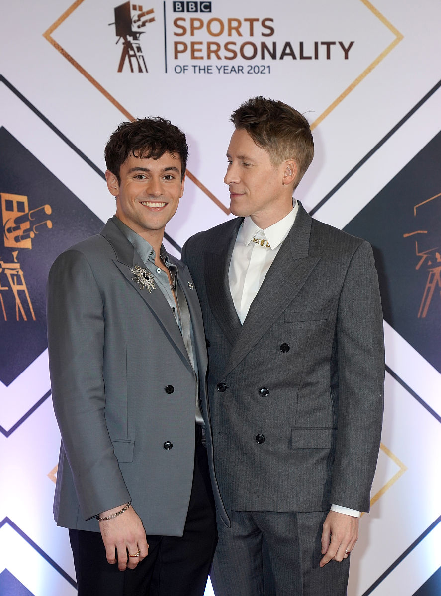 2021年12月19日,英国,2021bbc年度体育人物颁奖典礼举行.tom daley (l