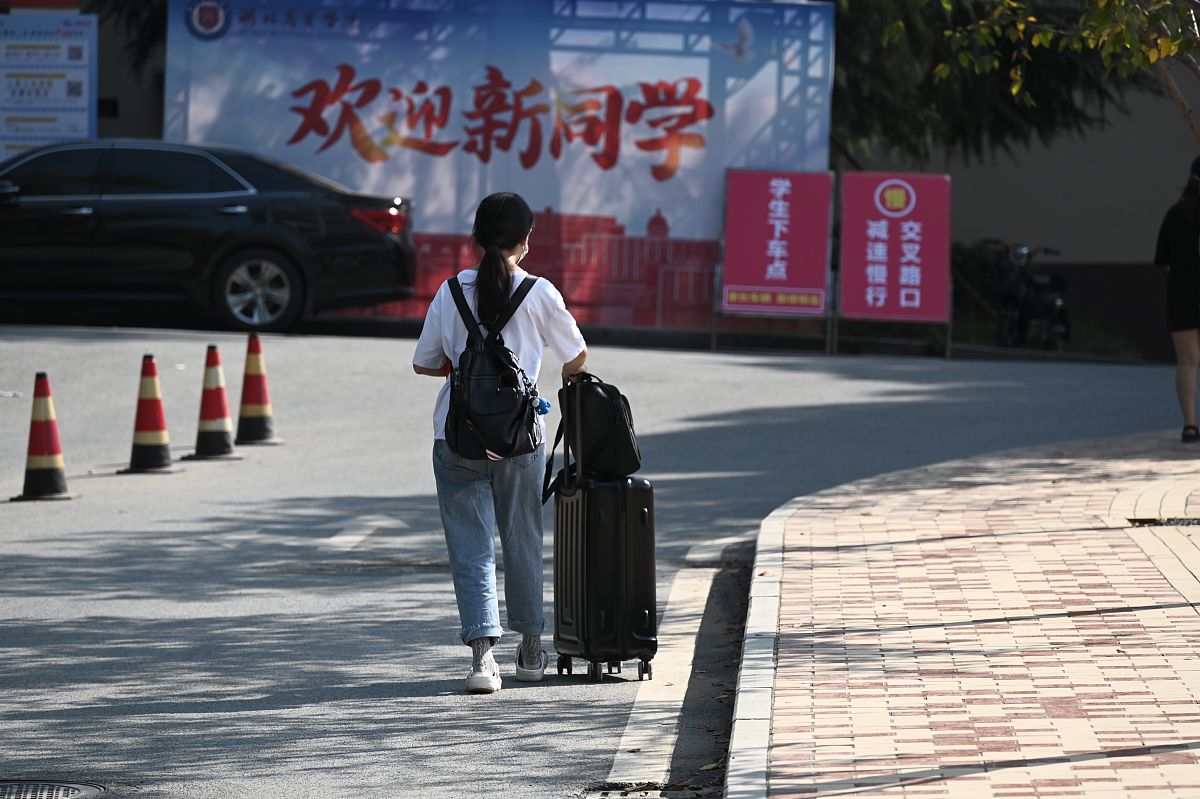 大学新生开学季：懵懂与期待交织，开启全新人生篇章