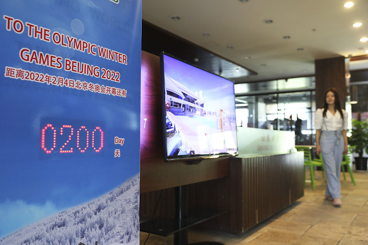 翻译：Please check in to the Registration and Information Desk when you arrive at the venue The desk is located in Foyer F of the Adelaide Convention Centre The Registration and Information Desk will be