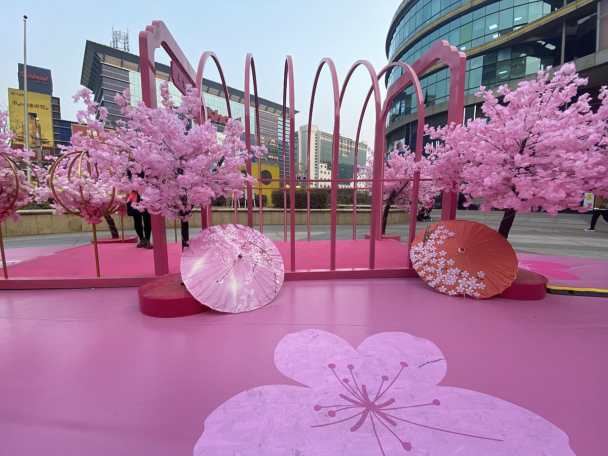 2021年3月9日,北京,新世界商场前布置成人工樱花园,集购物休闲娱乐于
