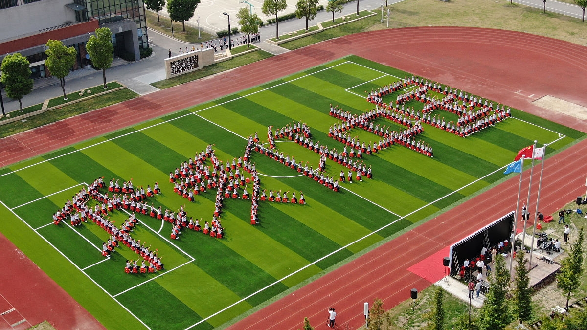 阅读郭沫若的诗歌《晨安》晨安！常动不息的大海呀！晨安！明迷恍惚的旭光呀！晨安！诗一样涌着的白云呀！晨安！平匀明直的丝雨呀！诗语呀！晨安！情热一样燃着的海山呀！晨安！梳人灵魂的晨风呀！晨风呀！你请把我的声音传到四方去吧！晨安！我年青的祖国呀！晨安！我新生的同胞呀！晨安！我浩荡荡的南方的扬子江呀！晨安！我冻结着的北方的黄河呀！黄河呀！我望你胸中的冰块早早融化呀！晨安！万里长城呀！啊啊！雪的旷野呀！啊啊