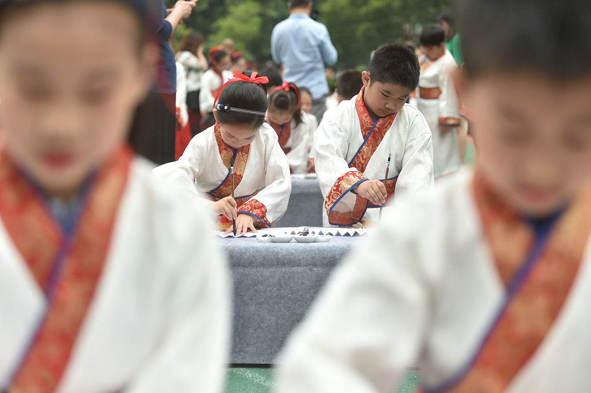 2018年5月28日,南京市秦淮区第一中心小学三年级全体师生及家长在学校