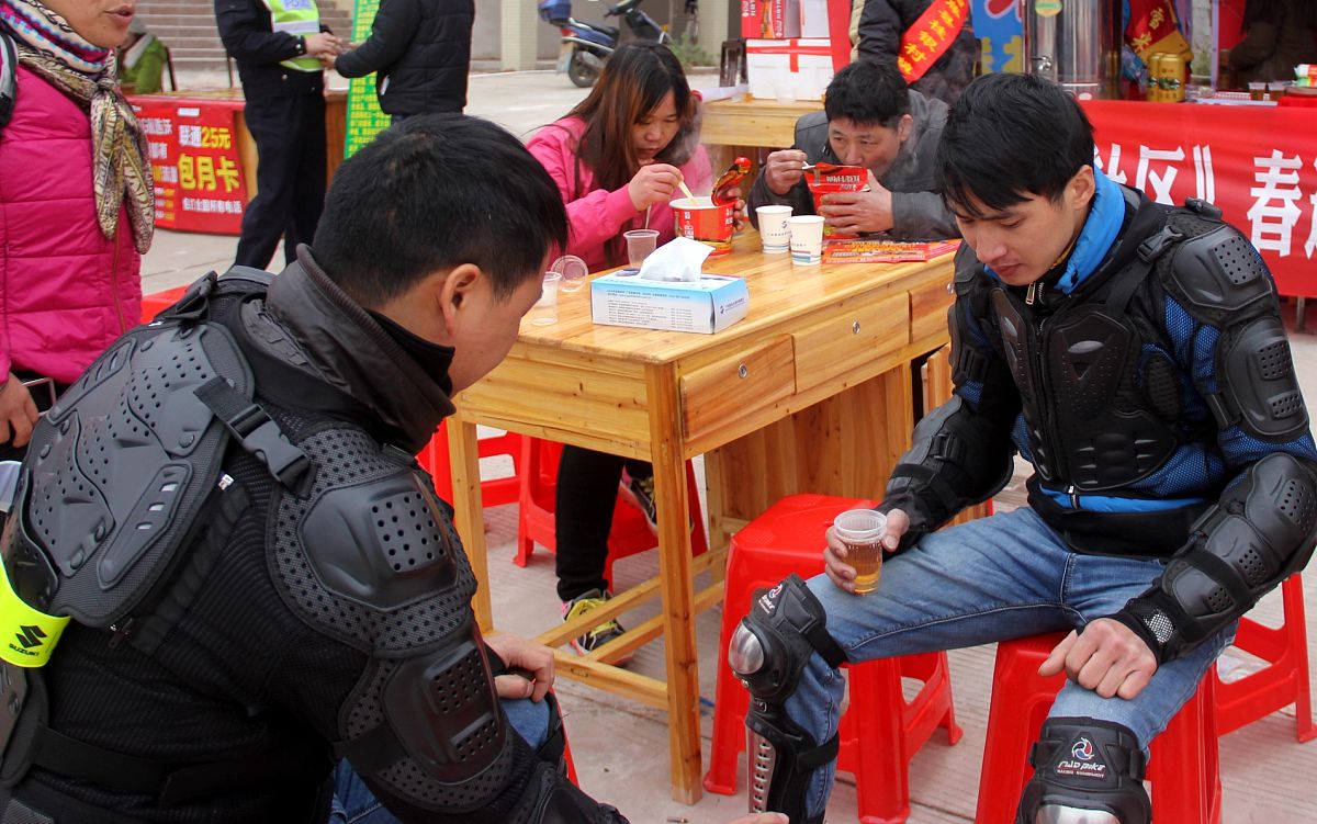 请你以主播的角度为穿戴甲写一份直播脚本