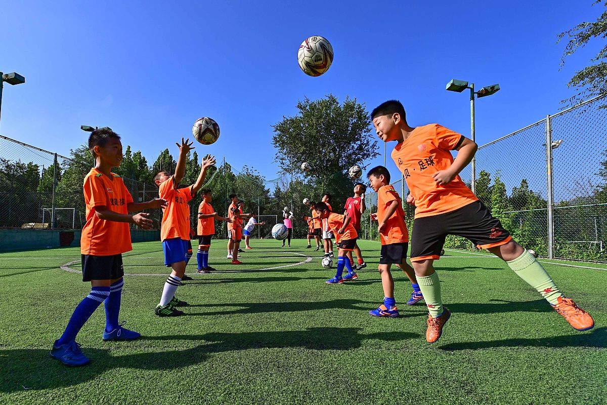 跳羊角球训练：提高足球球员跳跃能力和头球技巧